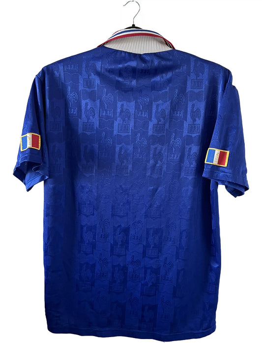 Maillot de foot vintage domicile bleu blanc et rouge de l'équipe de france 1996. On peut retrouver l'équipementier adidas. Il s'agit d'un maillot authentique d'époque