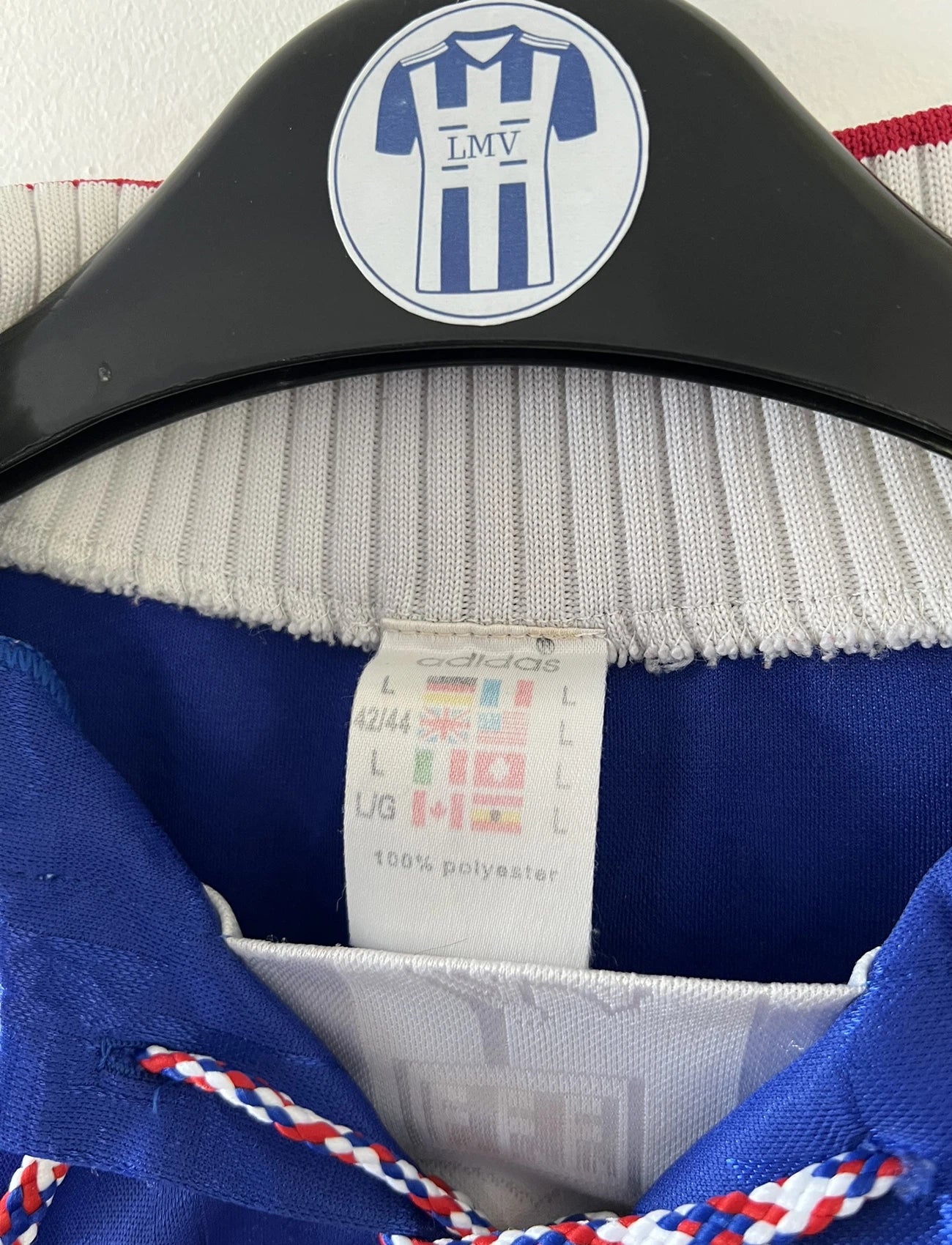 Maillot de foot vintage domicile bleu blanc et rouge de l'équipe de france 1996. On peut retrouver l'équipementier adidas. Il s'agit d'un maillot authentique d'époque