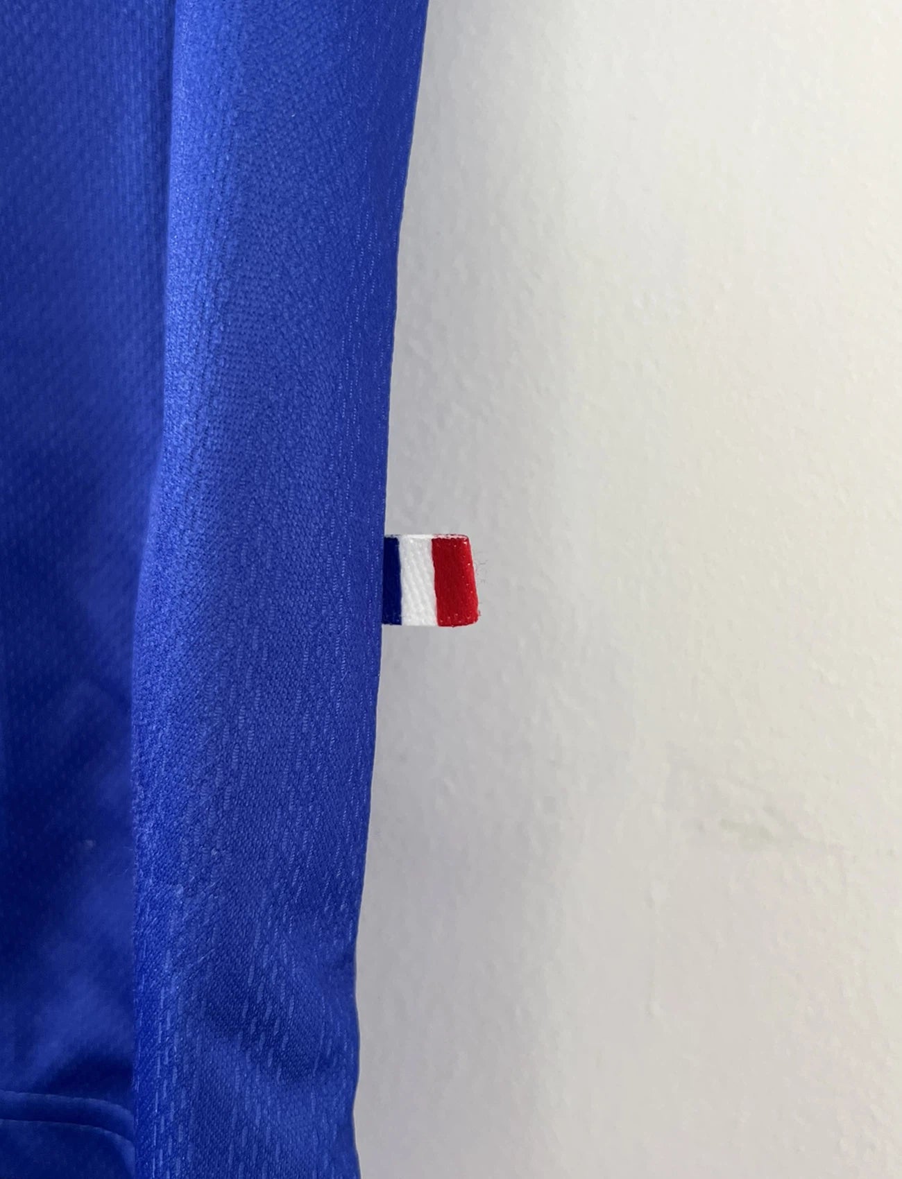Maillot de foot vintage domicile bleu de l'Equipe de France 1998. On peut retrouver l'équipementier Adidas. Le maillot a été édité avant la finale puisqu'il ne comporte pas l'étoile. Le maillot possède également la signature et la mention "pour toi zinedine zidane". Il s'agit d'un maillot authentique d'époque.