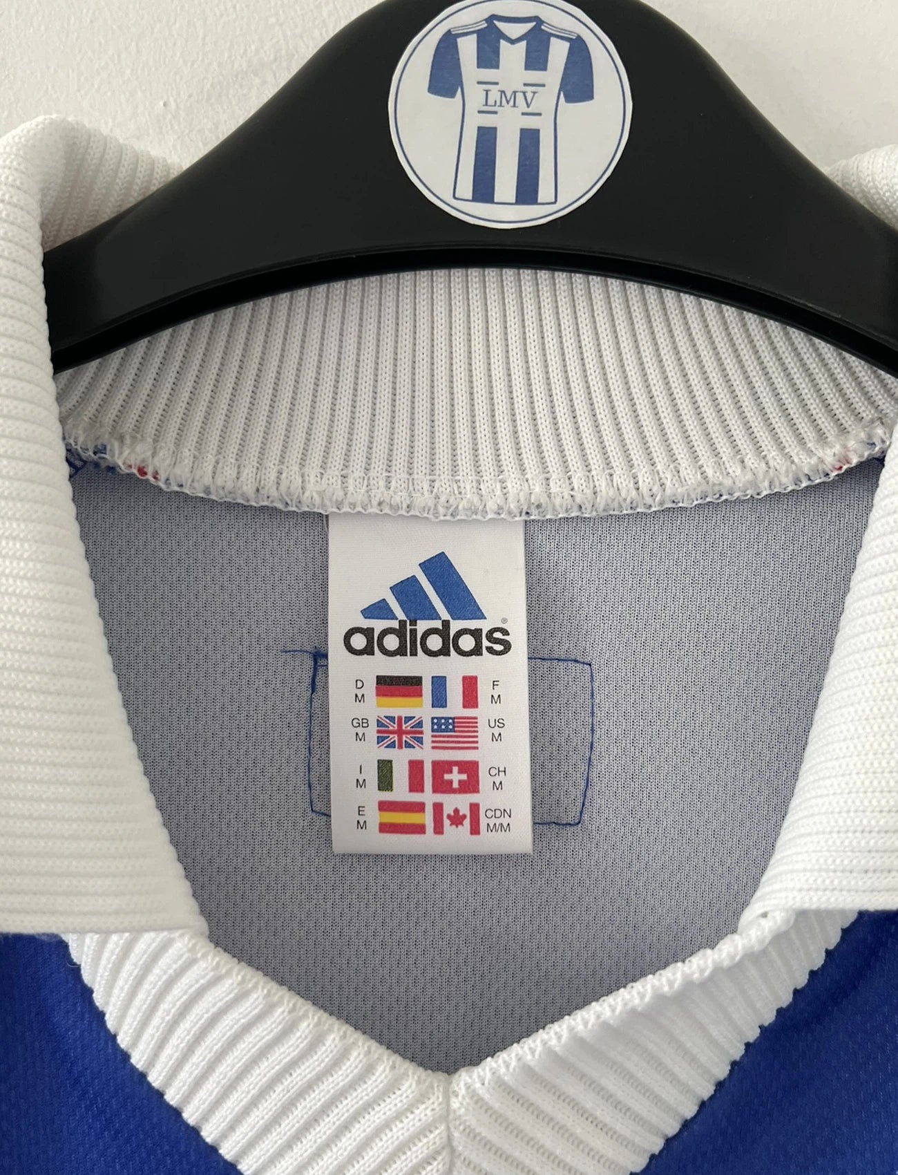 Maillot de foot vintage domicile bleu de l'Equipe de France 1998. On peut retrouver l'équipementier Adidas. Le maillot a été édité avant la finale puisqu'il ne comporte pas l'étoile. Le maillot possède également la signature et la mention "pour toi zinedine zidane". Il s'agit d'un maillot authentique d'époque.