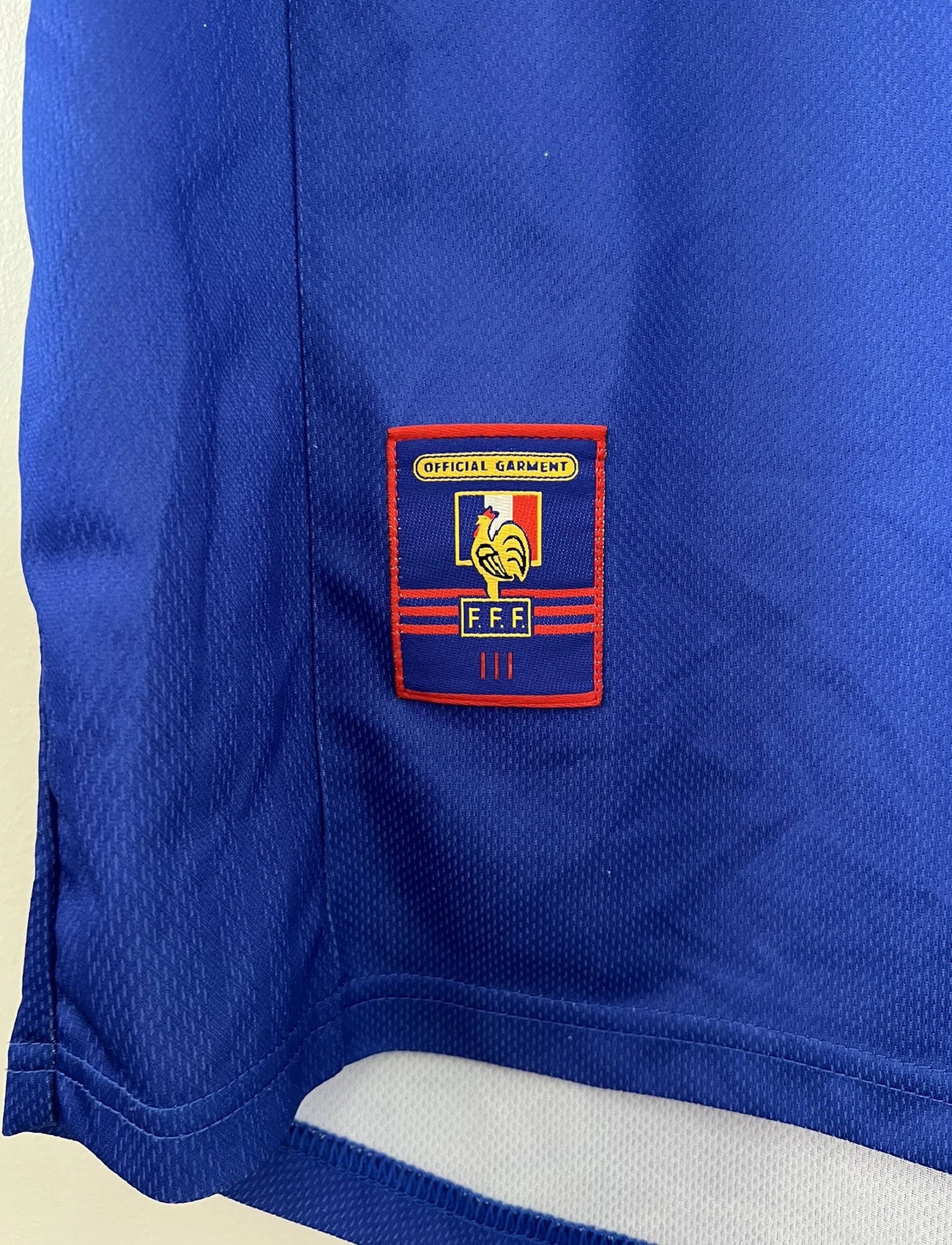 Maillot de foot vintage domicile bleu de l'Equipe de France 1998. On peut retrouver l'équipementier Adidas. Le maillot a été édité avant la finale puisqu'il ne comporte pas l'étoile. Le maillot possède également la signature et la mention "pour toi zinedine zidane". Il s'agit d'un maillot authentique d'époque.