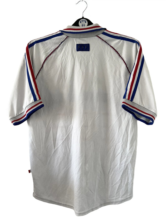 Maillot de foot vintage extérieur blanc de l'Equipe de France 1998. On peut retrouver l'équipementier Adidas. Il s'agit d'un maillot authentique d'époque.