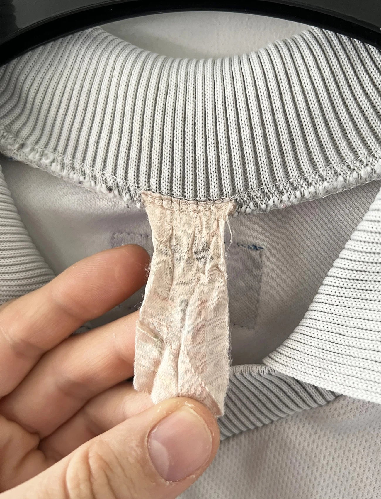 Maillot de foot vintage extérieur blanc de l'Equipe de France 1998. On peut retrouver l'équipementier Adidas. Il s'agit d'un maillot authentique d'époque.