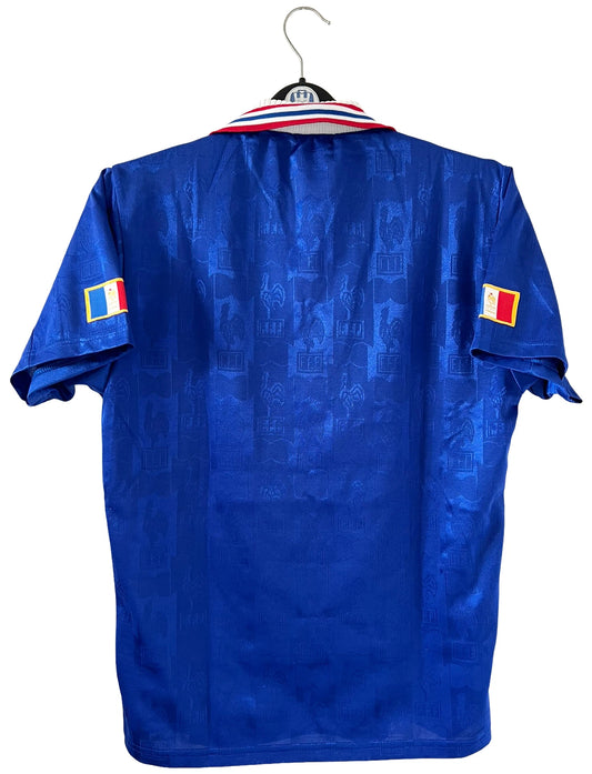 Maillot de foot vintage domicile de l'équipe de france 1996. On peut retrouver l'équipementier adidas. Il s'agit d'un maillot authentique d'époque.