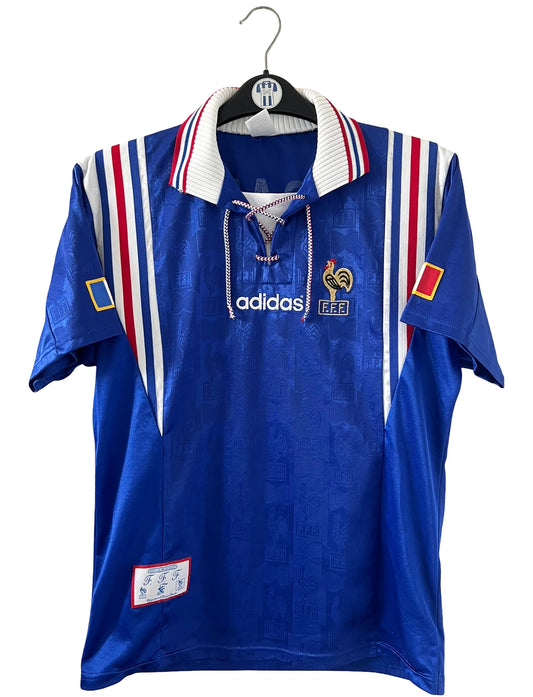 Maillot de foot vintage domicile bleu de l'équipe de france 1996. On peut retrouver l'équipemetier Adidas. Le maillot est floqué du numéro 8 Marcel Desailly. ll s'agit d'un maillot authentique d'époque.