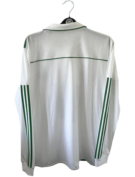 Maillot de foot vintage extérieur blanc et vert de l'ASSE de l'année 2010/2011. On peut retrouver l'équipementier adidas et le sponsor Winamax. Il s'agit d'un maillot authentique d'époque comportant les numéros U40897