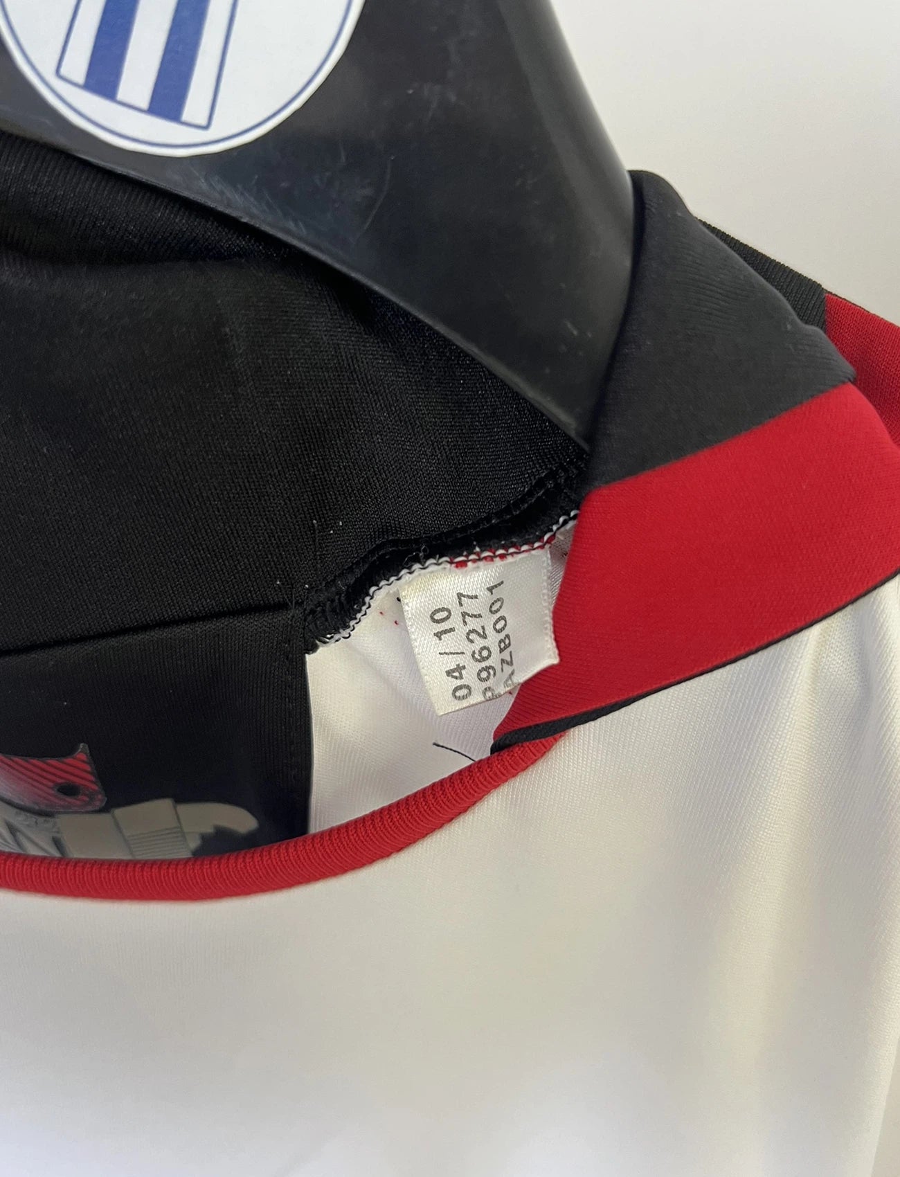 Maillot de foot vintage extérieur de l'AC Milan couleur blanc de la saison 2010/2011. On peut retrouver l'équipementier adidas et le sponsor Fly Emirates. Le maillot est floqué du numéro 11 Zlatan Ibrahimovic. Il s'agit d'un maillot authentique d'époque comportant les numéros P96277