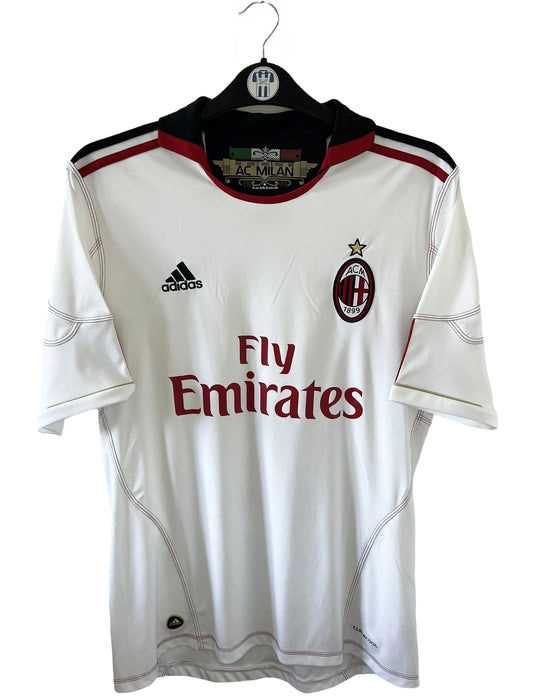 Maillot de foot vintage extérieur de l'AC Milan couleur blanc de la saison 2010/2011. On peut retrouver l'équipementier adidas et le sponsor Fly Emirates. Le maillot est floqué du numéro 11 Zlatan Ibrahimovic. Il s'agit d'un maillot authentique d'époque comportant les numéros P96277