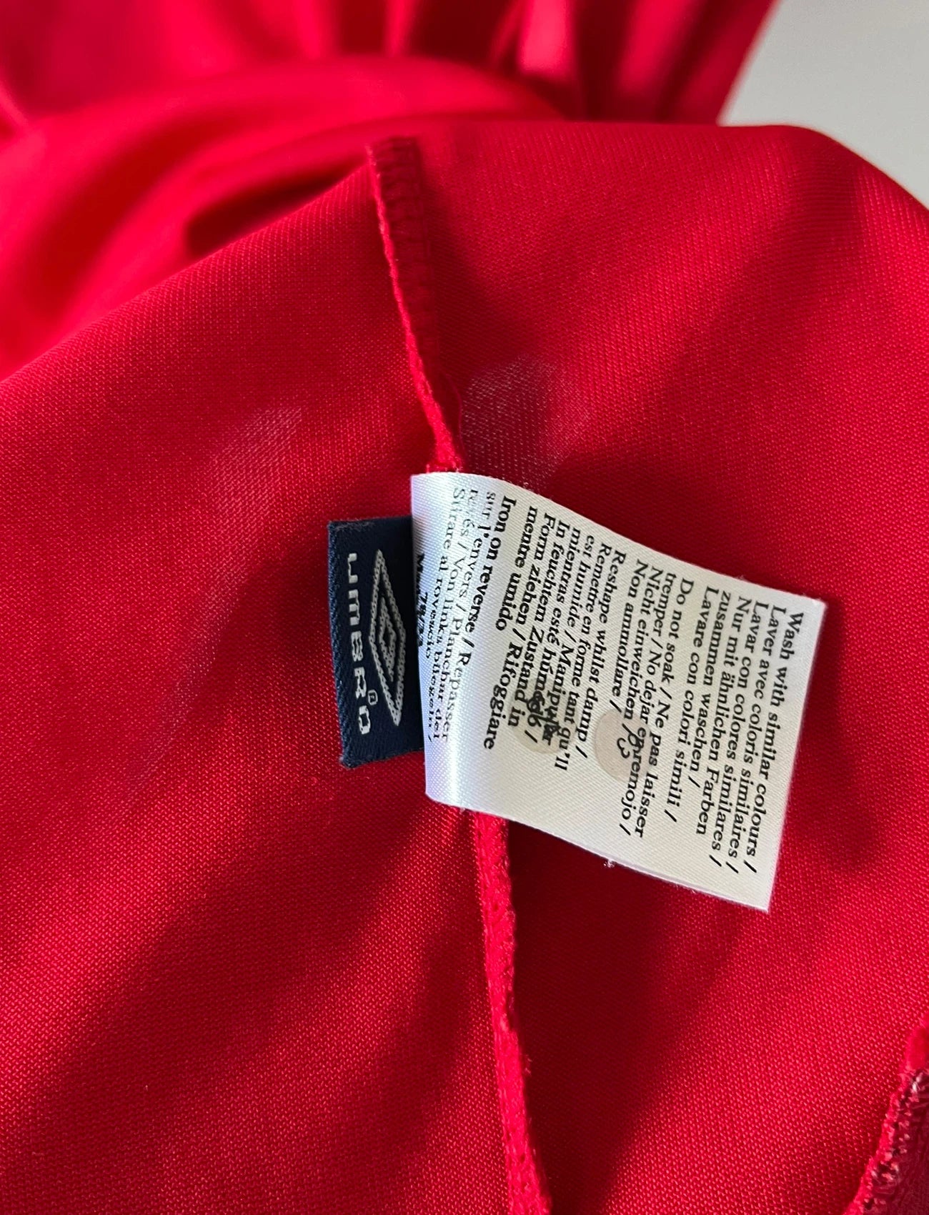 Maillot de foot vintage extérieur rouge de l'angleterre 2006/2008. On peut retrouver l'équipementier Umbro. Le maillot est floqué du numéro 7 David Beckham. Il s'agit d'un maillot authentique d'époque.