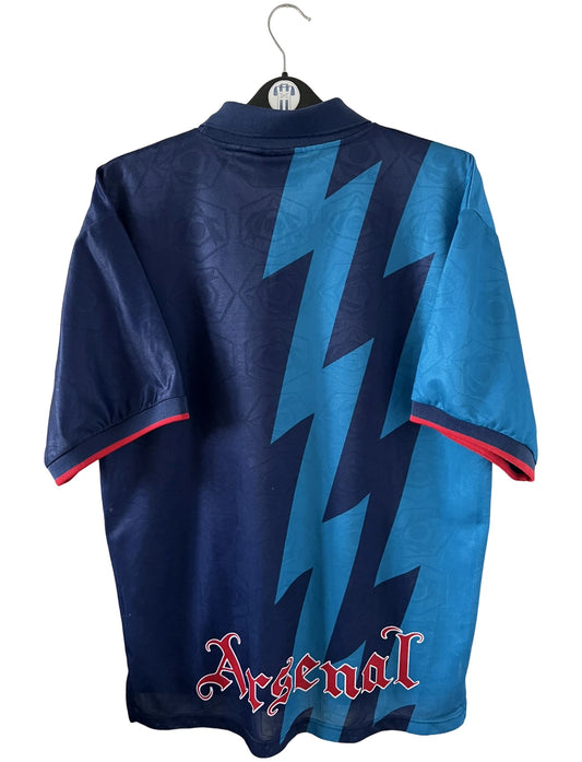 Maillot de foot vintage extérieur bleu d'arsenal de la saison 1995/1996. On peut retrouver l'équipementier Nike et le sponsor JVC. Il s'agit d'un maillot authentique d'époque.