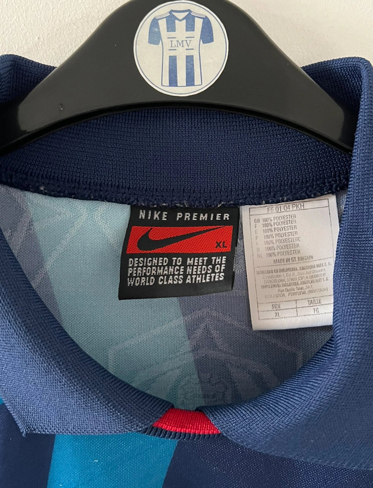 Maillot de foot vintage extérieur bleu d'arsenal de la saison 1995/1996. On peut retrouver l'équipementier Nike et le sponsor JVC. Il s'agit d'un maillot authentique d'époque.