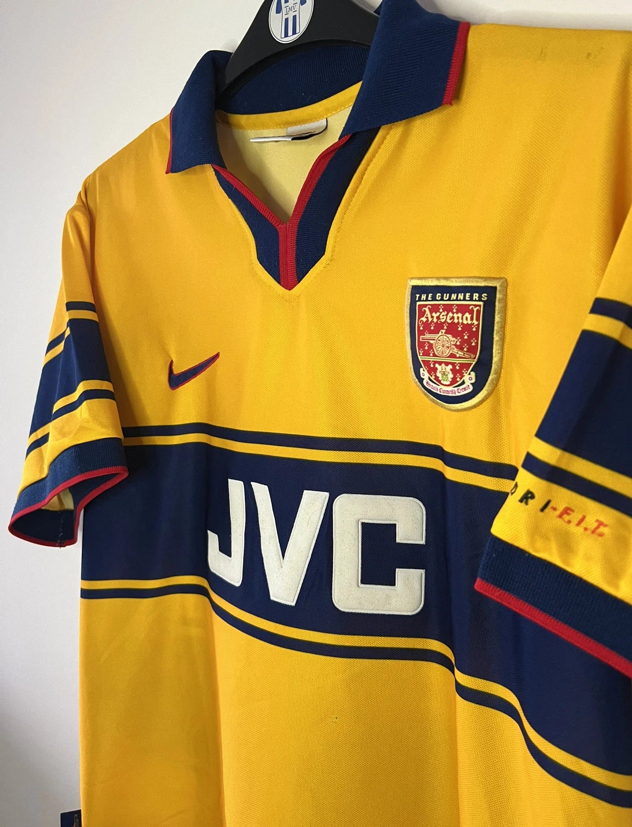 Maillot de foot vintage extérieur jaune d'arsenal de la saison 1997/1999. On peut retrouver l'équipementier Nike et le sponsor JVC. Il s'agit d'un maillot authentique d'époque.