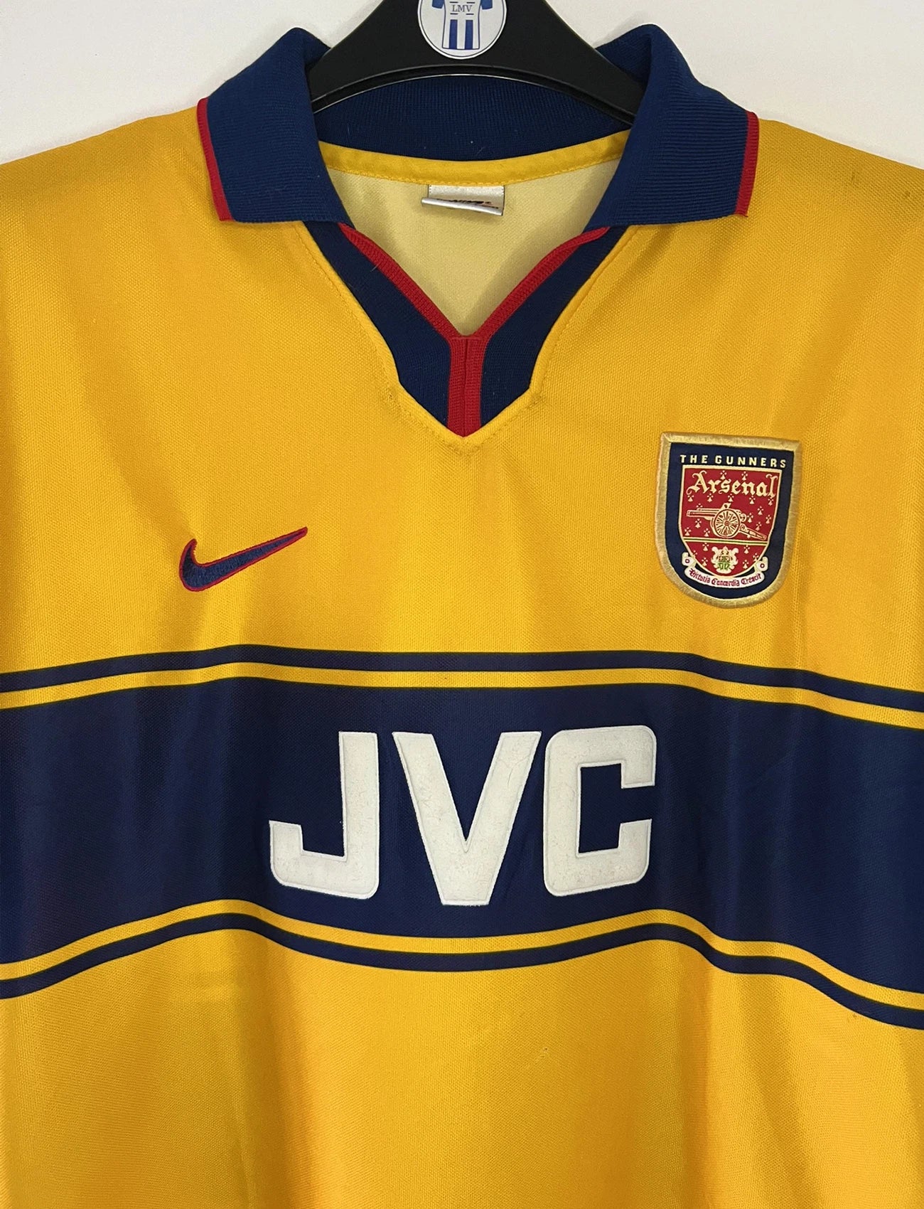 Maillot de foot vintage extérieur jaune d'arsenal de la saison 1997/1999. On peut retrouver l'équipementier Nike et le sponsor JVC. Il s'agit d'un maillot authentique d'époque.