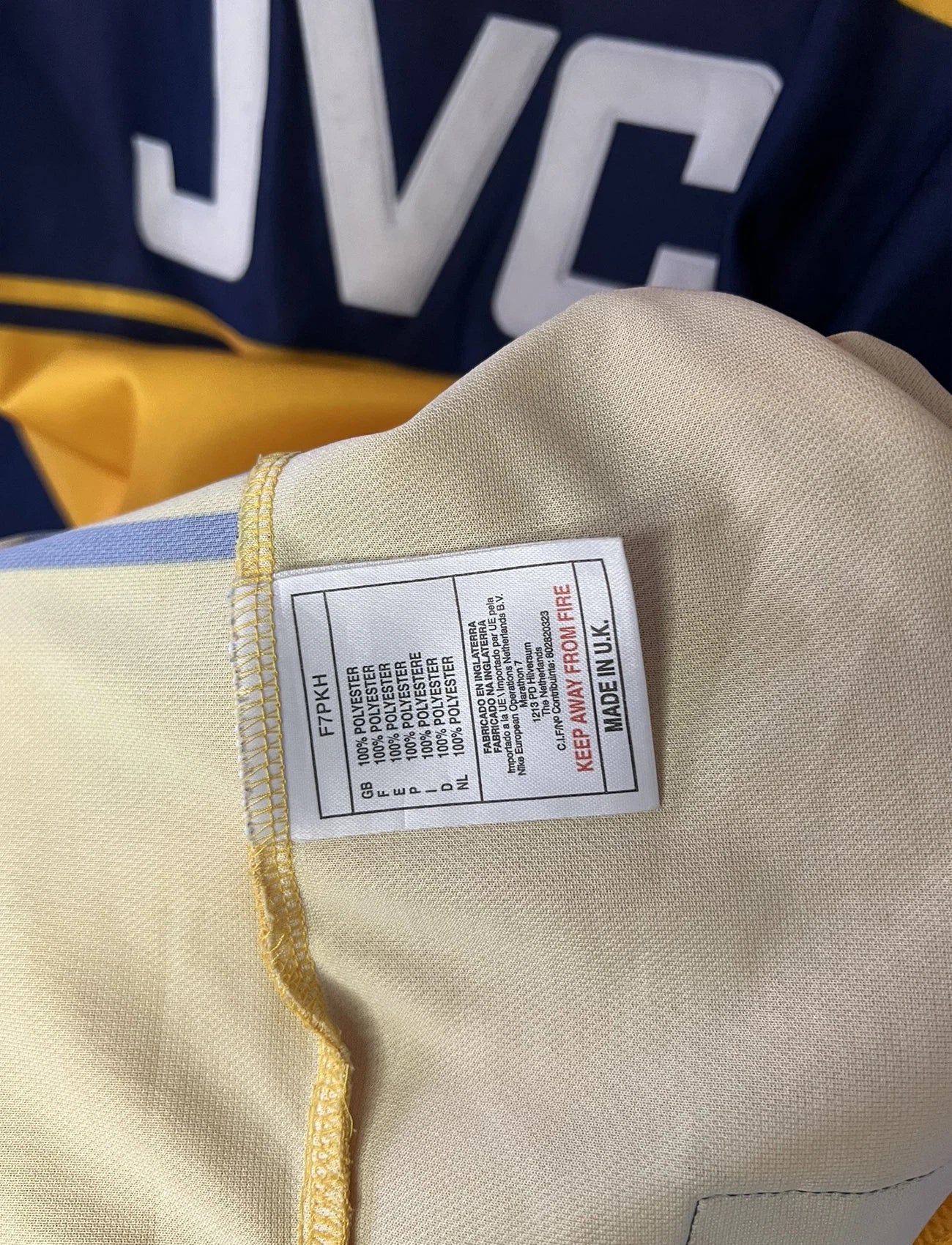Maillot de foot vintage extérieur jaune d'arsenal de la saison 1997/1999. On peut retrouver l'équipementier Nike et le sponsor JVC. Il s'agit d'un maillot authentique d'époque.