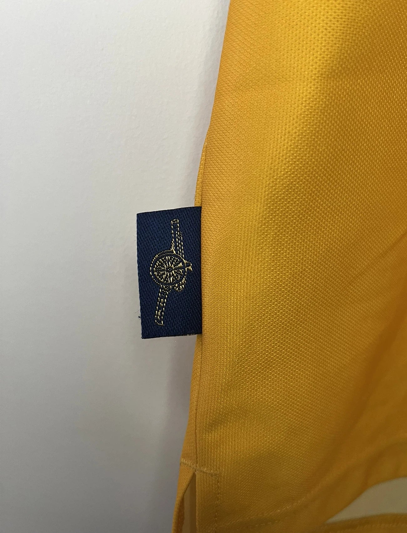 Maillot de foot vintage extérieur jaune d'arsenal de la saison 1997/1999. On peut retrouver l'équipementier Nike et le sponsor JVC. Il s'agit d'un maillot authentique d'époque.