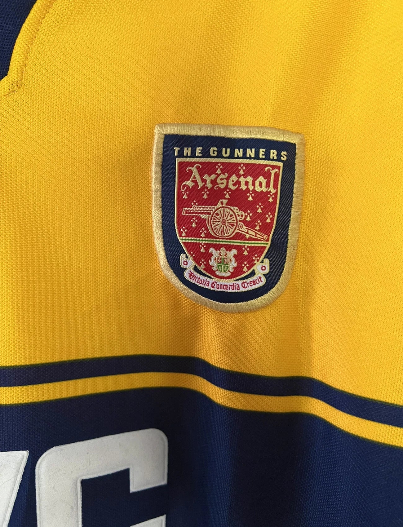 Maillot de foot vintage extérieur jaune d'arsenal de la saison 1997/1999. On peut retrouver l'équipementier Nike et le sponsor JVC. Il s'agit d'un maillot authentique d'époque.