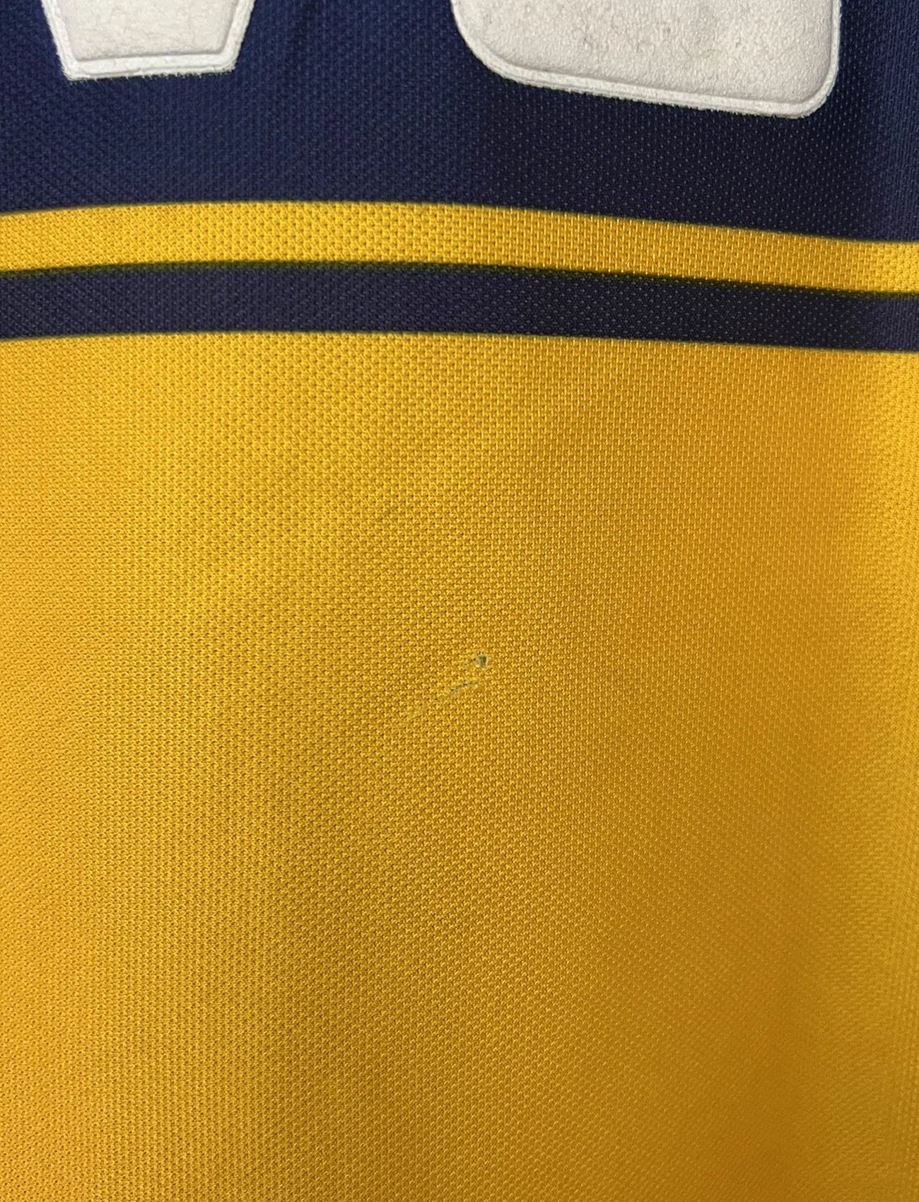 Maillot de foot vintage extérieur jaune d'arsenal de la saison 1997/1999. On peut retrouver l'équipementier Nike et le sponsor JVC. Il s'agit d'un maillot authentique d'époque.