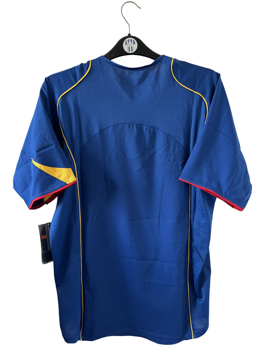 Maillot de foot vintage extérieur bleu d'Arsenal de la saison 2004/2005. On peut retrouver l'équipementier Nike et le sponsor O2. Il s'agit d'un maillot authentique d'époque.