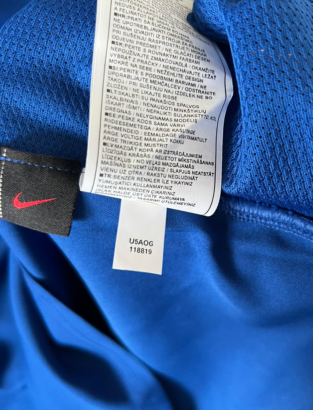 Maillot de foot vintage extérieur bleu d'Arsenal de la saison 2004/2005. On peut retrouver l'équipementier Nike et le sponsor O2. Il s'agit d'un maillot authentique d'époque.