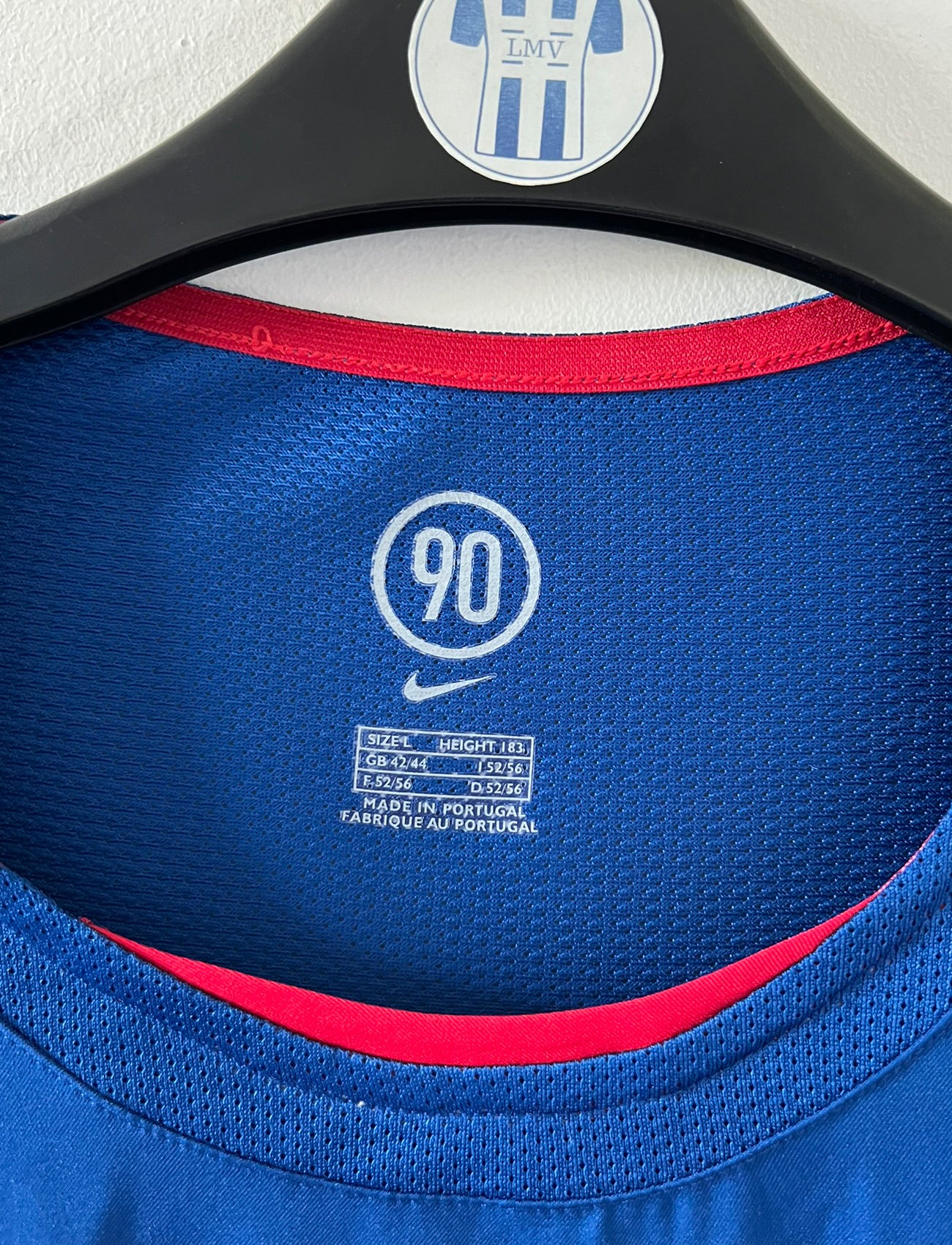 Maillot de foot vintage extérieur bleu d'Arsenal de la saison 2004/2005. On peut retrouver l'équipementier Nike et le sponsor O2. Il s'agit d'un maillot authentique d'époque.