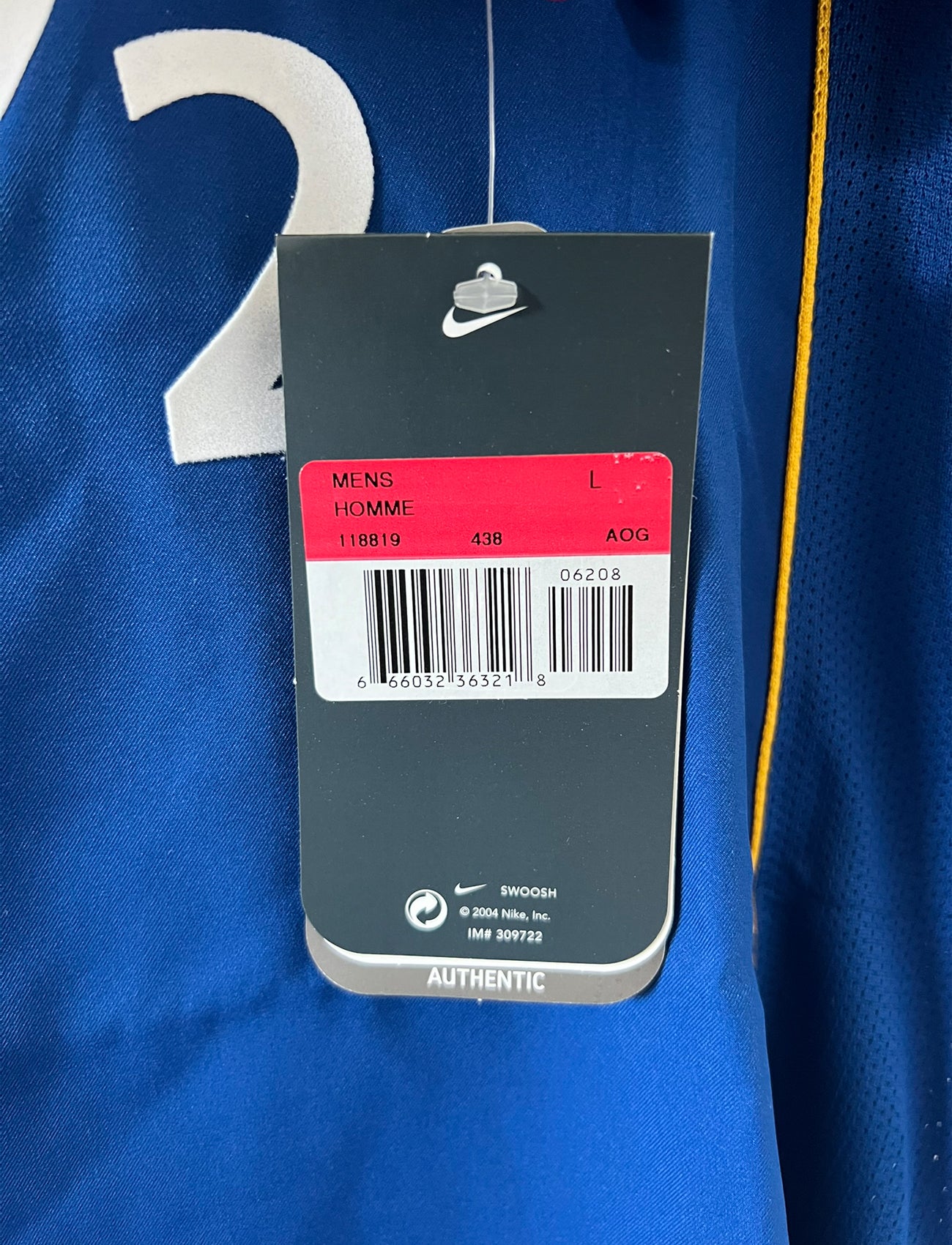 Maillot de foot vintage extérieur bleu d'Arsenal de la saison 2004/2005. On peut retrouver l'équipementier Nike et le sponsor O2. Il s'agit d'un maillot authentique d'époque.