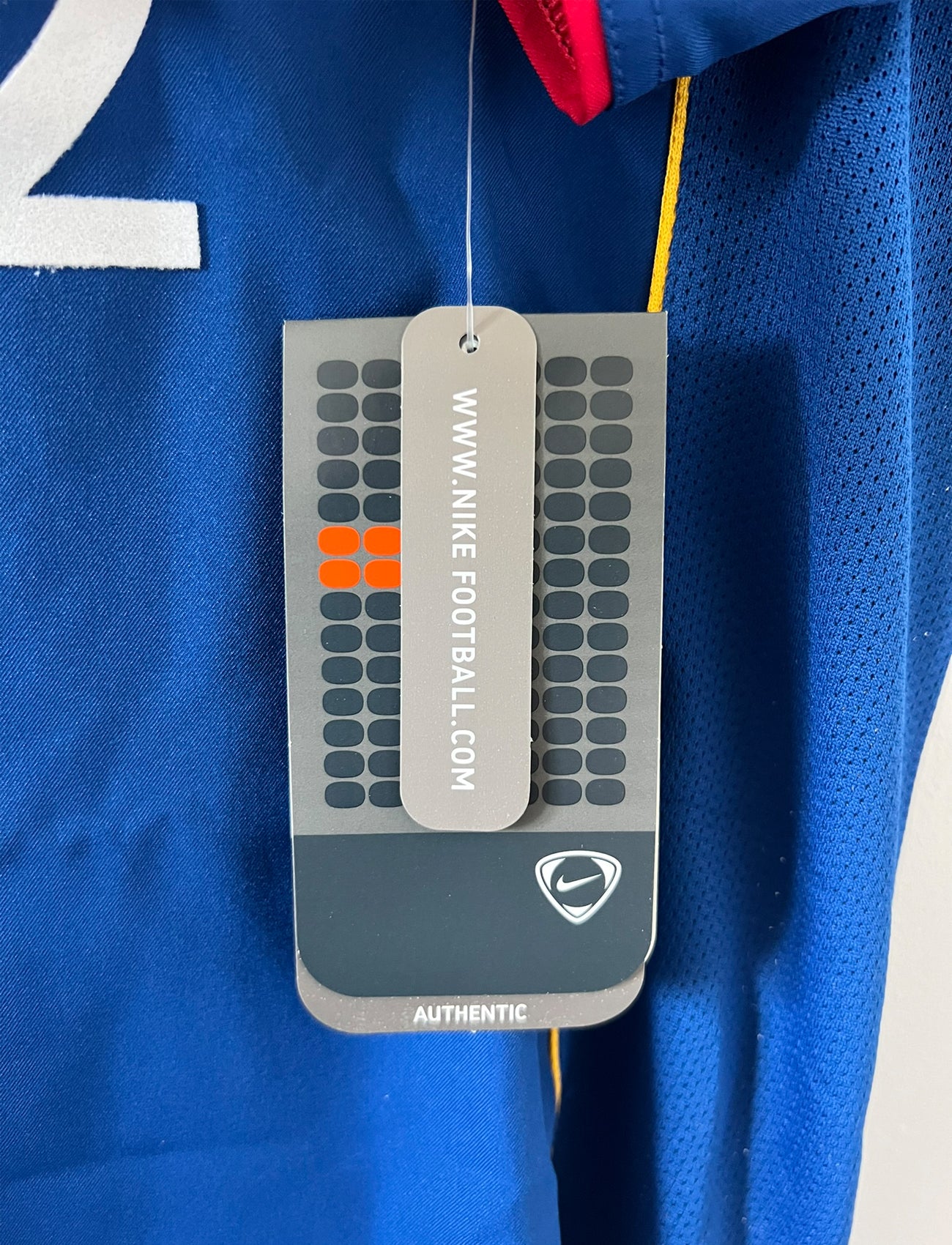 Maillot de foot vintage extérieur bleu d'Arsenal de la saison 2004/2005. On peut retrouver l'équipementier Nike et le sponsor O2. Il s'agit d'un maillot authentique d'époque.
