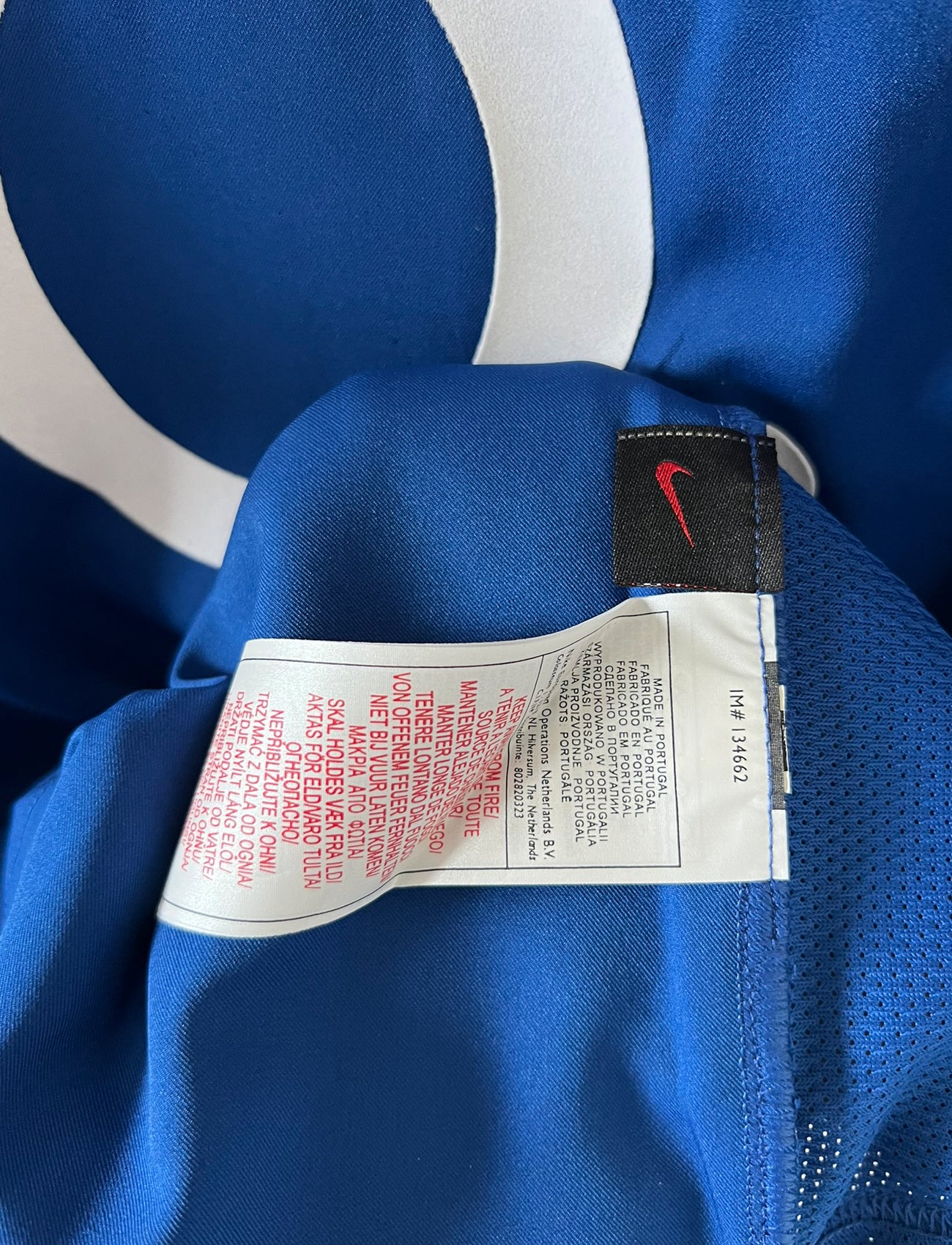 Maillot de foot vintage extérieur bleu d'Arsenal de la saison 2004/2005. On peut retrouver l'équipementier Nike et le sponsor O2. Il s'agit d'un maillot authentique d'époque.