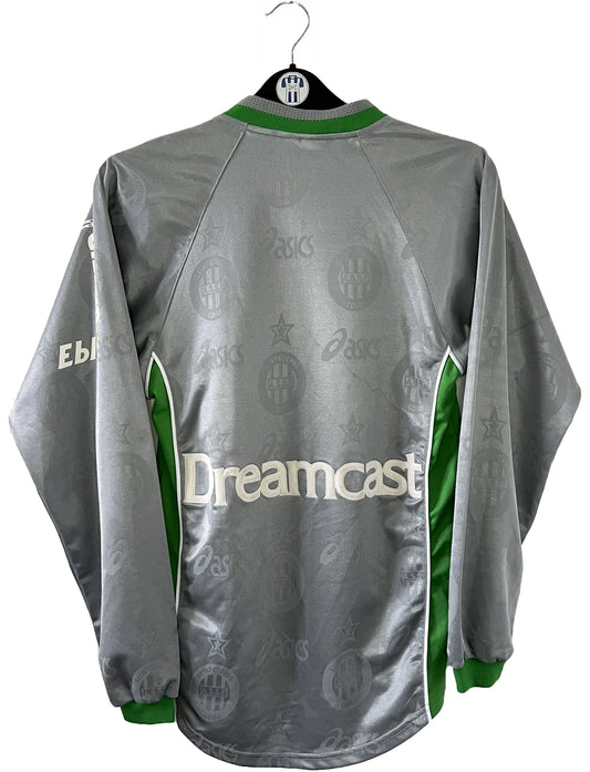 Maillot de foot vintage extérieur gris de l'AS Saint Etienne de la saison 1999/2000. On peut retrouver l'équipementier Asics et les sponsor, Sega, Géant Casino, Dreamcast. Il s'agit d'un maillot authentique d'époque.