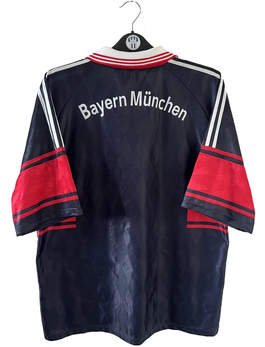 Maillot de foot vintage domicile noir et rouge du bayern munich de la saison 1997/1998. On peut retrouver l'équipementier adidas et le sponsor Opel. Il s'agit d'un maillot authentique d'époque.