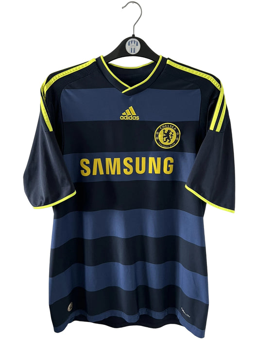 Maillot de foot vintage extérieur noir de chelsea 2009/2010. On peut retrouver l'équipementier Adidas et le sponsor Samsung. Le maillot est floqué du numéro 11 Didier Drogba. Il s'agit d'un maillot authentique d'époque.