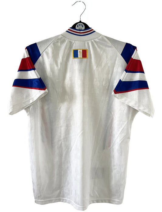 Maillot de foot vintage extérieur blanc de l'équipe de france 1996. On peut retrouver l'équipementier Adidas et le coq sans l'étoile. Il s'agit d'un maillot authentique d'époque.