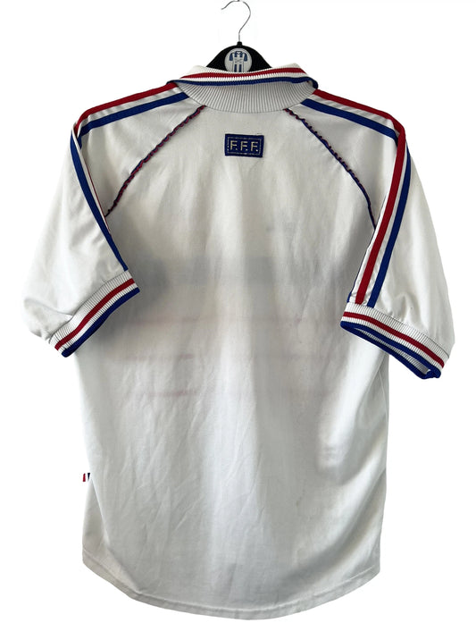 Maillot de foot vintage extérieur blanc de l'Equipe de France 1998. On peut retrouver l'équipementier Adidas. Il s'agit d'un maillot authentique d'époque.
