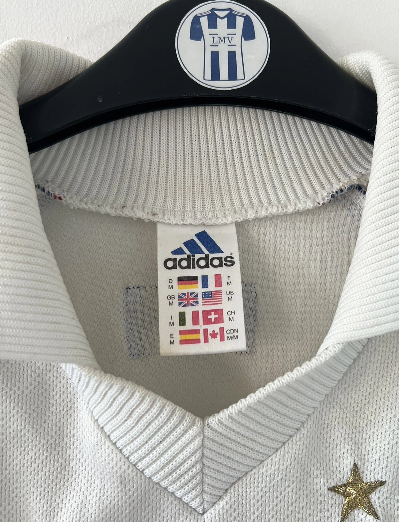 Maillot de foot vintage extérieur blanc de l'Equipe de France 1998. On peut retrouver l'équipementier Adidas. Il s'agit d'un maillot authentique d'époque.