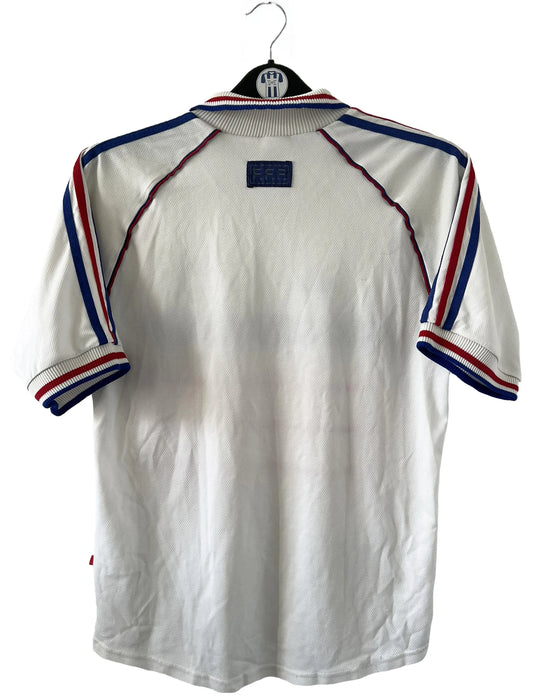 Maillot de foot vintage extérieur blanc de l'équipe de france 1998. On peut retrouver l'équipementier adidas. Il s'agit d'un maillot authentique d'époque.