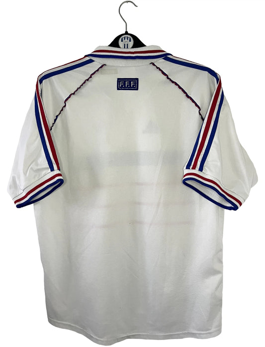 Maillot de foot vintage extérieur blanc de l'Equipe de France 1998. On peut retrouver l'équipementier Adidas. Il s'agit d'un maillot authentique d'époque.