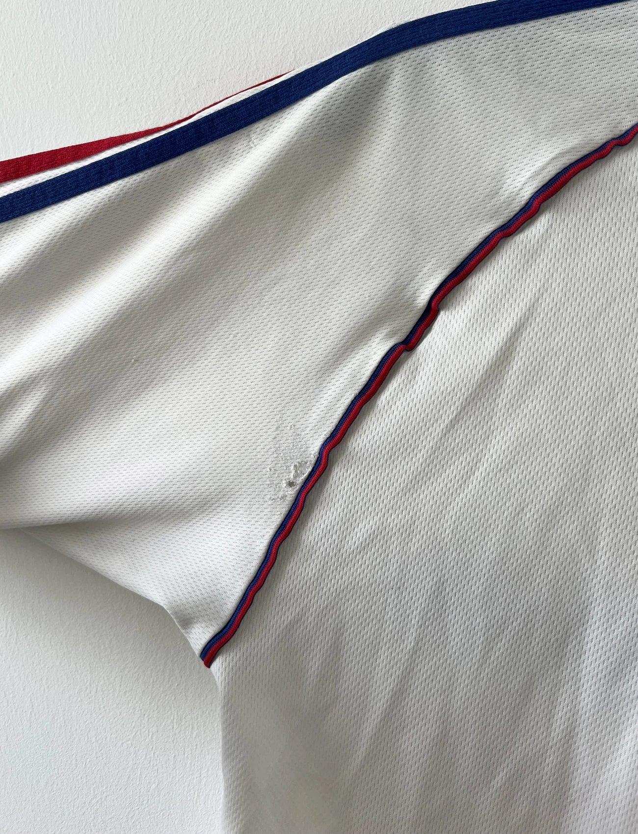 Maillot de foot vintage extérieur blanc de l'équipe de france 1998. On peut retrouver l'équipementier adidas. Il s'agit d'un maillot authentique d'époque.