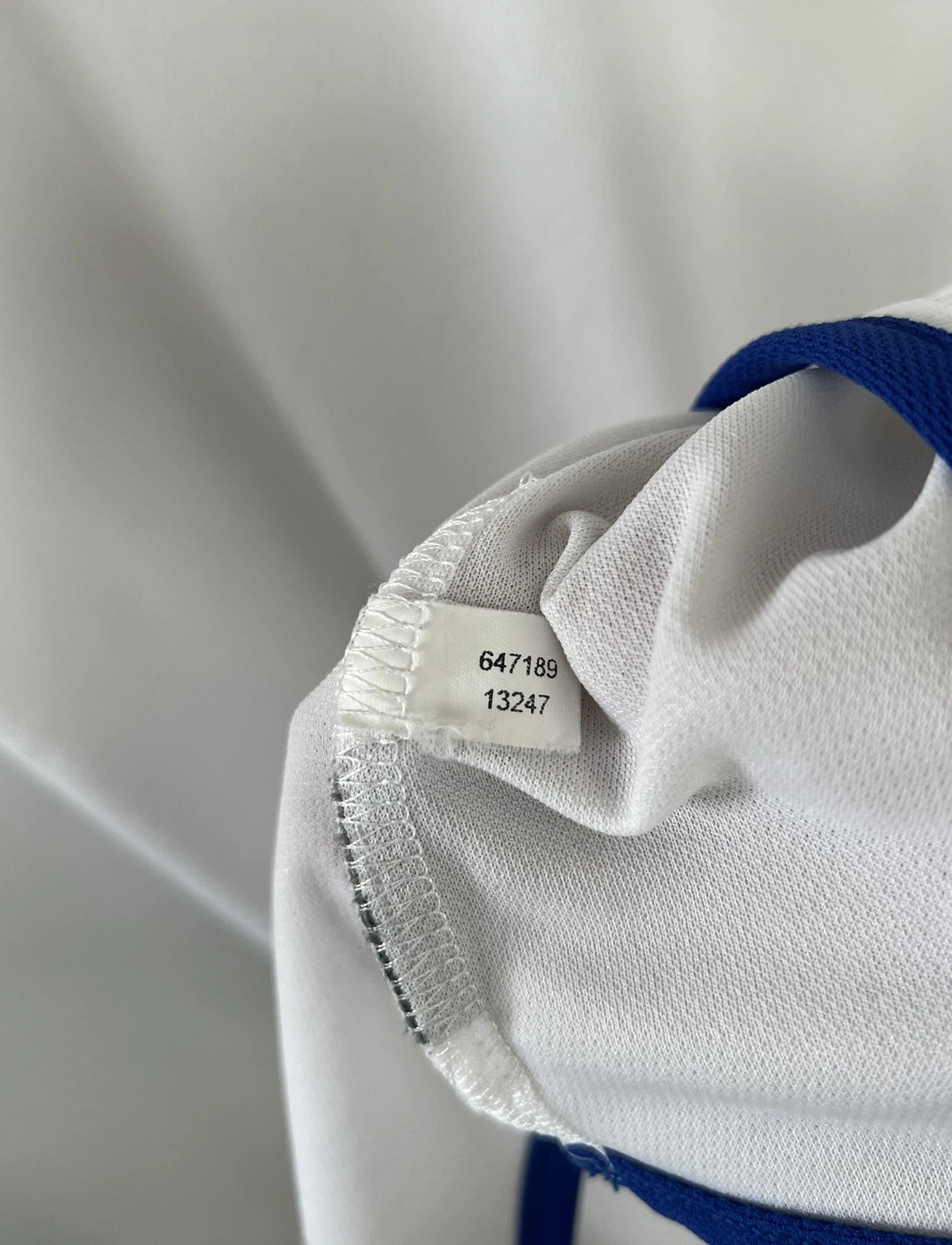 Maillot de foot vintage extérieur blanc de l'équipe de france 2000. On peut retrouver l'équipementier adidas. Il s'agit d'un maillot authentique d'époque comportant l'étiquette 647189.
