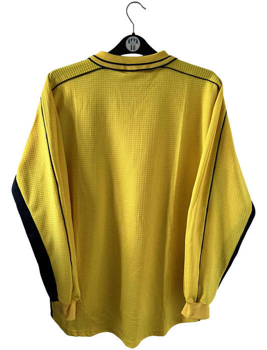 Maillot de foot vintage extérieur jaune du FC Metz de la saison 1999/2000. On peut retrouver l'équipementier Puma. Il s'agit d'un maillot authentique d'époque, issu du stock pro du FC Metz.