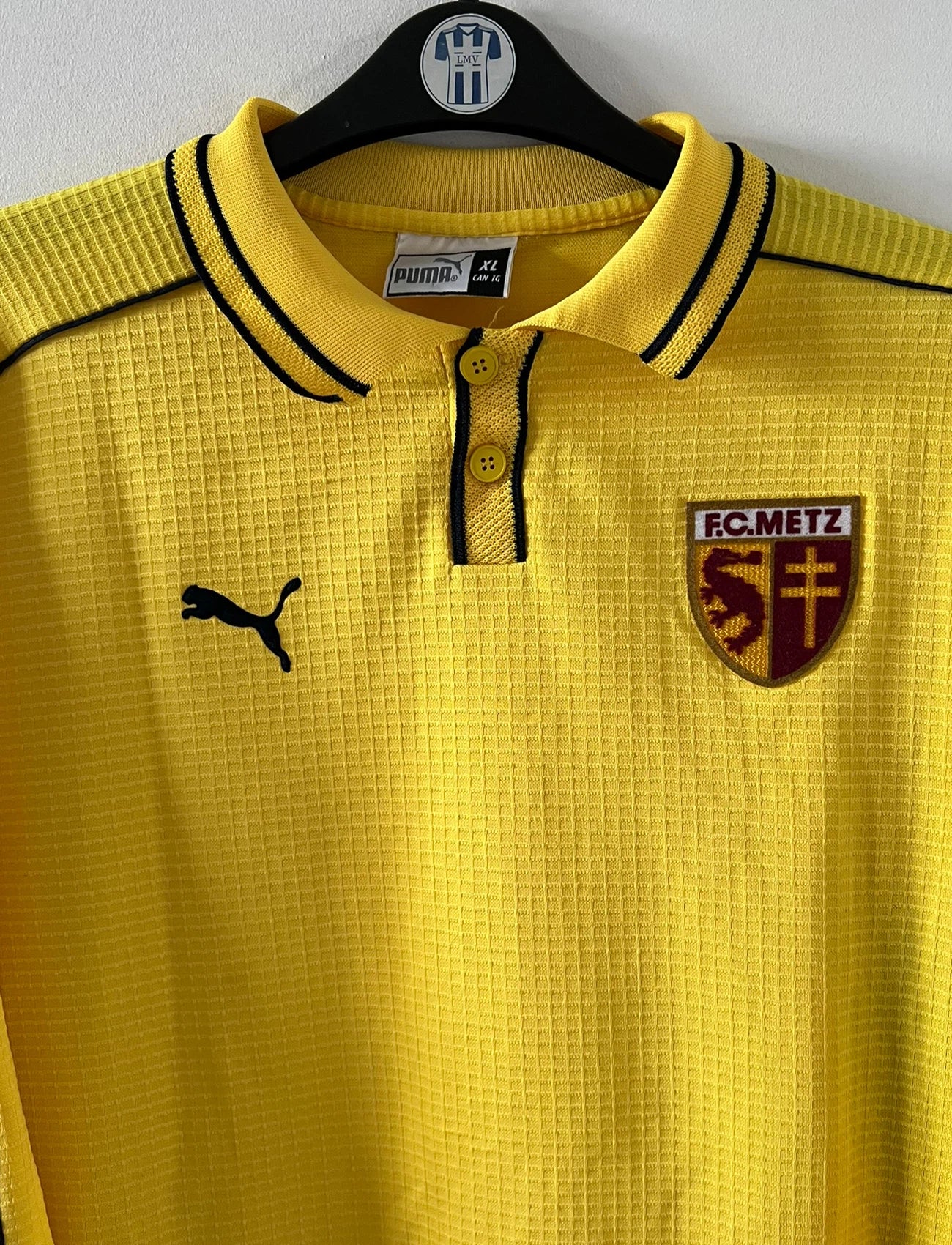Maillot de foot vintage extérieur jaune du FC Metz de la saison 1999/2000. On peut retrouver l'équipementier Puma. Il s'agit d'un maillot authentique d'époque, issu du stock pro du FC Metz.