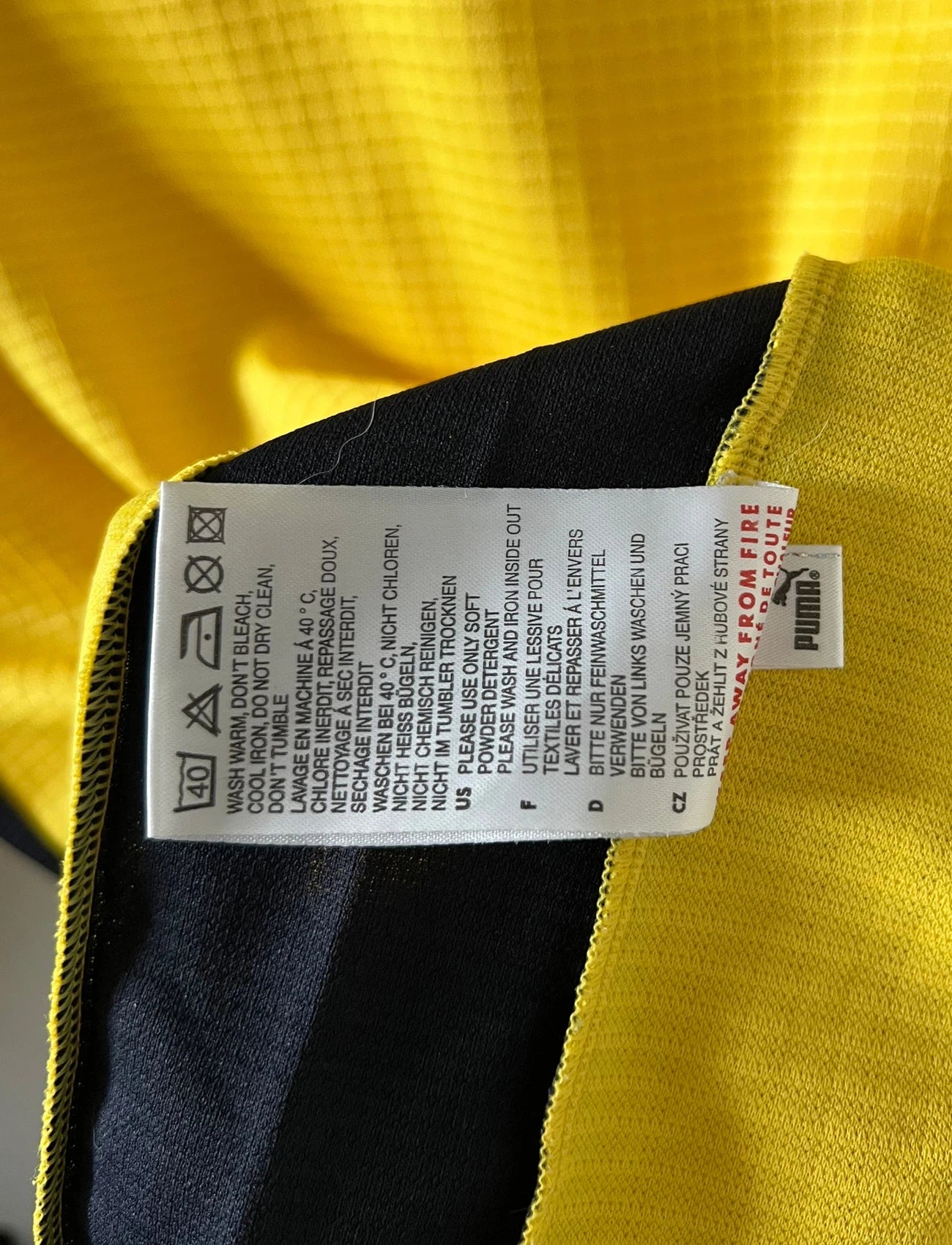 Maillot de foot vintage extérieur jaune du FC Metz de la saison 1999/2000. On peut retrouver l'équipementier Puma. Il s'agit d'un maillot authentique d'époque, issu du stock pro du FC Metz.