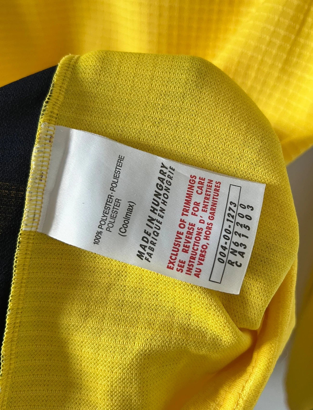 Maillot de foot vintage extérieur jaune du FC Metz de la saison 1999/2000. On peut retrouver l'équipementier Puma. Il s'agit d'un maillot authentique d'époque, issu du stock pro du FC Metz.