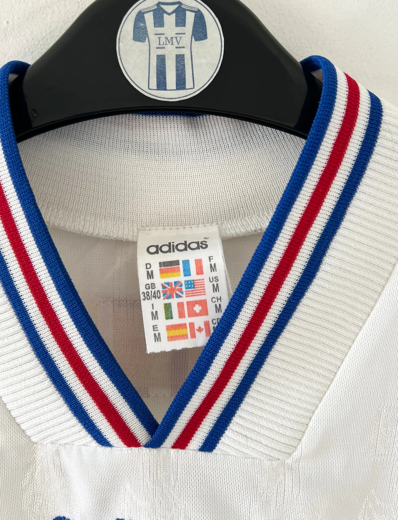 Maillot de foot vintage extérieur blanc de l'équipe de france 1996. On peut retrouver l'équipementier Adidas. Il s'agit d'un maillot authentique d'époque.
