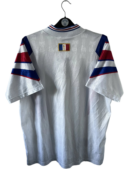 Maillot foot vintage domicile blanc de l'équipe de france 1996. On peut retrouver l'équipementier Adidas. Il s'agit d'un maillot authentique d'époque.