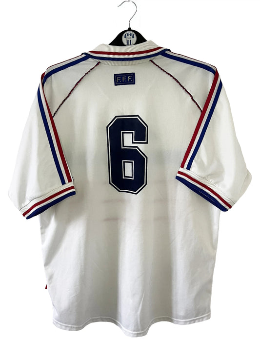 Maillot de foot vintage extérieur de l'équipe de france 1998 blanc. On peut retrouver l'équipementier adidas. Il s'agit d'un maillot authentique d'époque.
