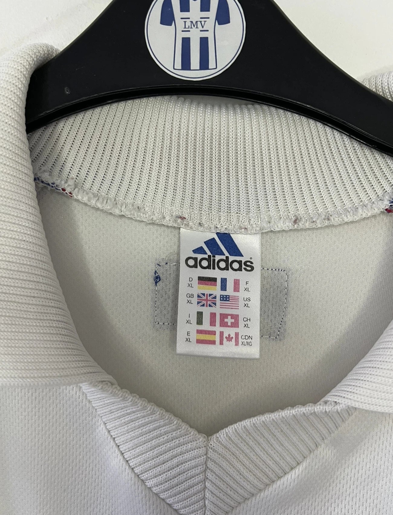 Maillot de foot vintage extérieur de l'équipe de france 1998 blanc. On peut retrouver l'équipementier adidas. Il s'agit d'un maillot authentique d'époque.