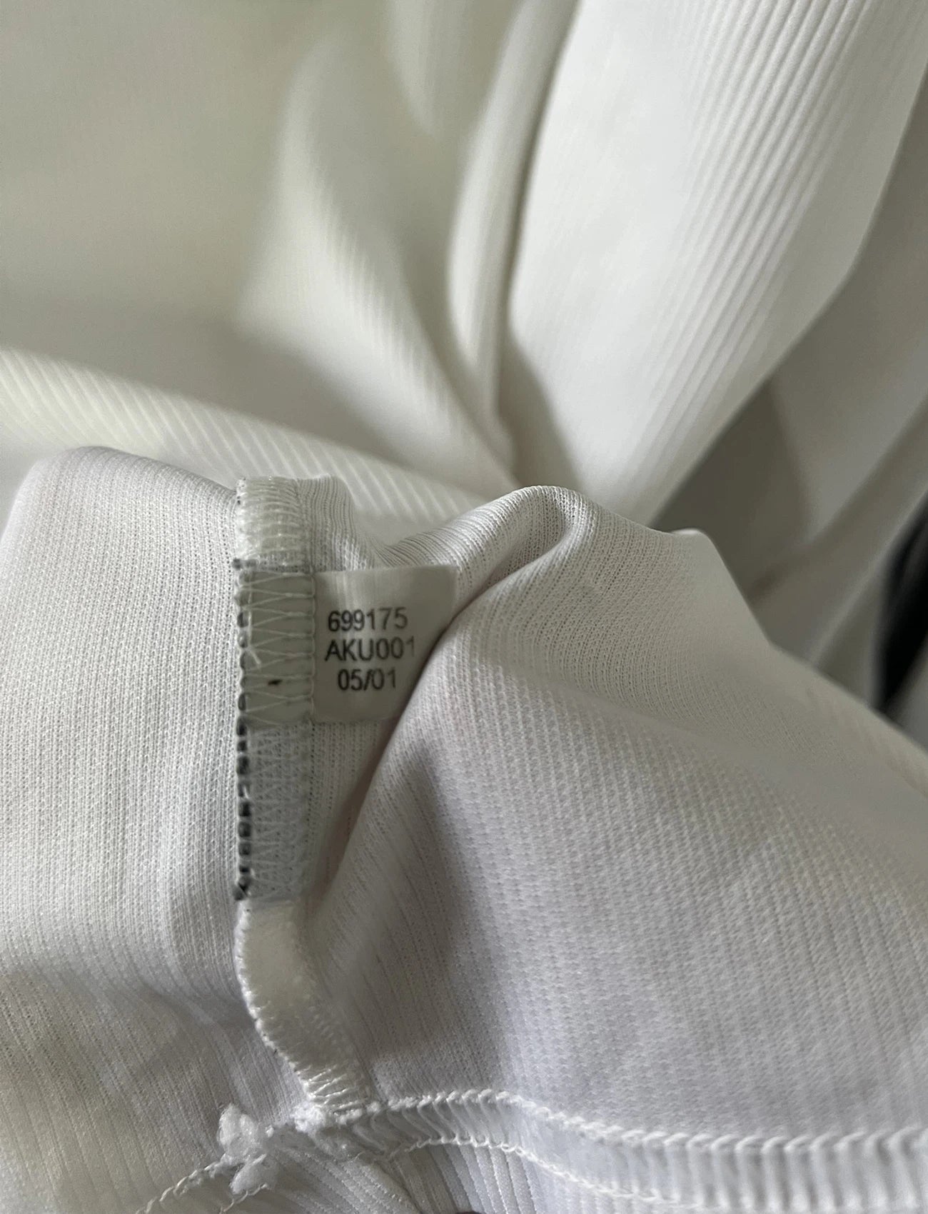 Maillot de foot vintage extérieur des Girondins de Bordeaux de la saison 2001-2002. On peut retrouver l'équipementier Adidas et le sponsor Siemens Mobile. Le maillot est floqué du numéro 16 Ulrich Ramé. Il s'agit d'un maillot authentique d'époque comportant les numéros 699175