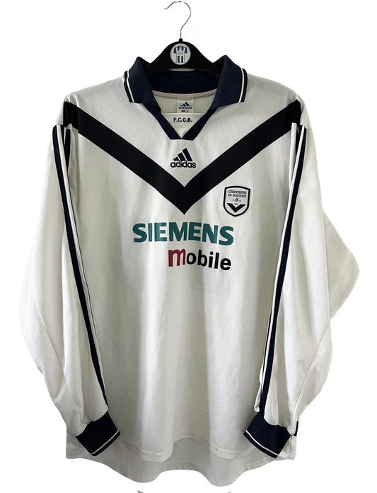 Maillot de foot vintage extérieur des Girondins de Bordeaux de la saison 2001-2002. On peut retrouver l'équipementier Adidas et le sponsor Siemens Mobile. Le maillot est floqué du numéro 16 Ulrich Ramé. Il s'agit d'un maillot authentique d'époque comportant les numéros 699175