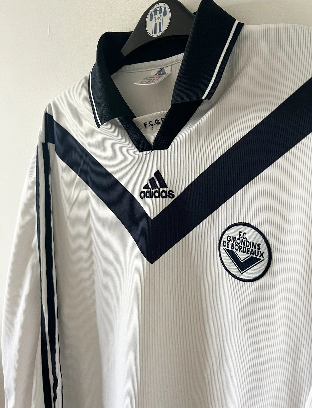 Maillot de foot vintage extérieur blanc des Girondins de Bordeaux saison 2000/2001. On peut retrouver l'équipementier Adidas. Il s'agit d'un maillot authentique et d'époque issu du stock pro du club.