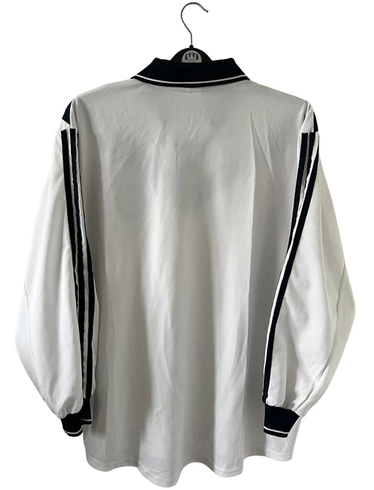 Maillot de foot vintage extérieur blanc des Girondins de Bordeaux saison 2000/2001. On peut retrouver l'équipementier Adidas. Il s'agit d'un maillot authentique et d'époque issu du stock pro du club.