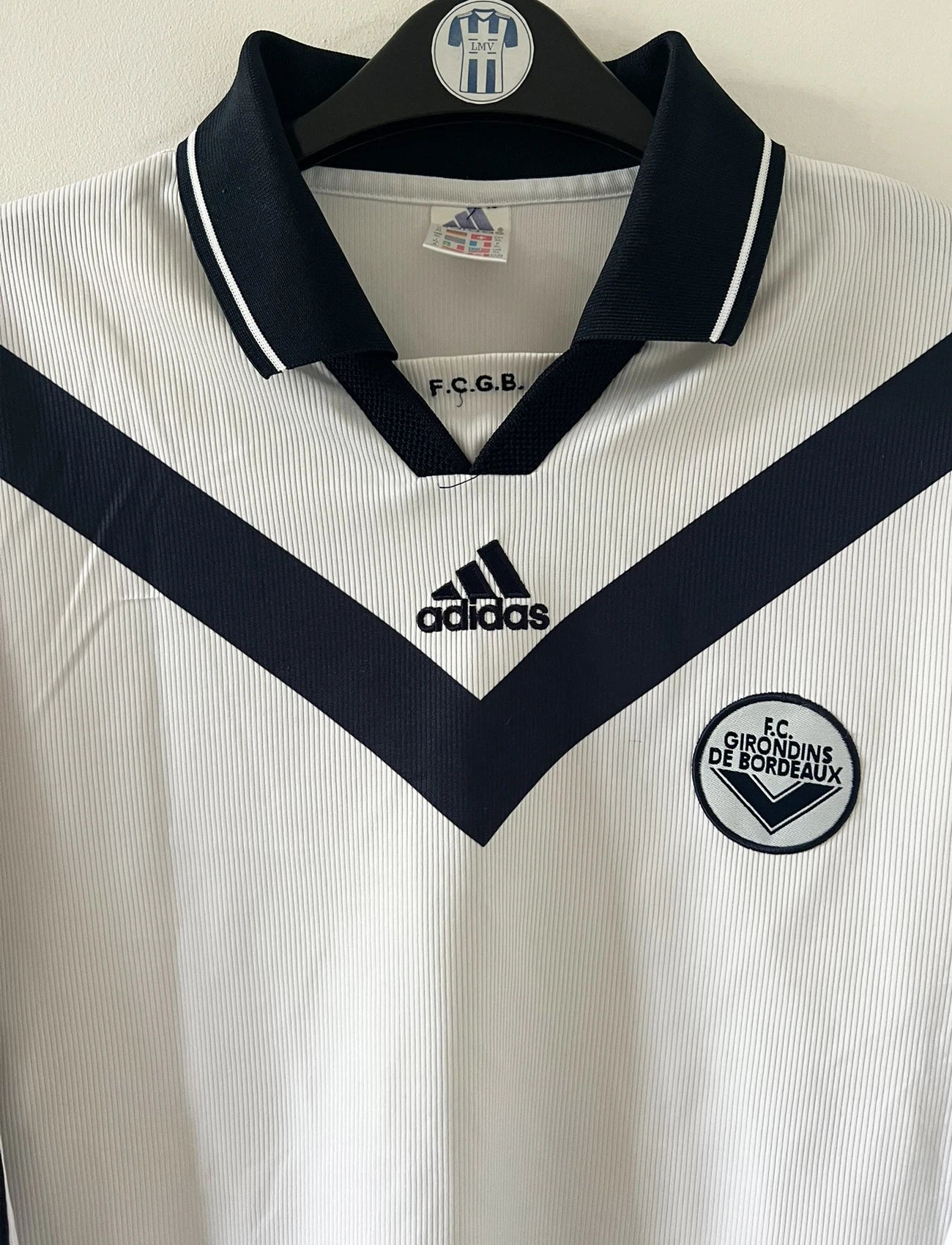 Maillot de foot vintage extérieur blanc des Girondins de Bordeaux saison 2000/2001. On peut retrouver l'équipementier Adidas. Il s'agit d'un maillot authentique et d'époque issu du stock pro du club.